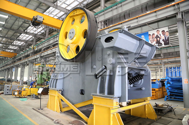 如果選用選用煤矸石作為混凝土骨料來使用，究竟需要那些機(jī)器來進(jìn)行生產(chǎn)呢？